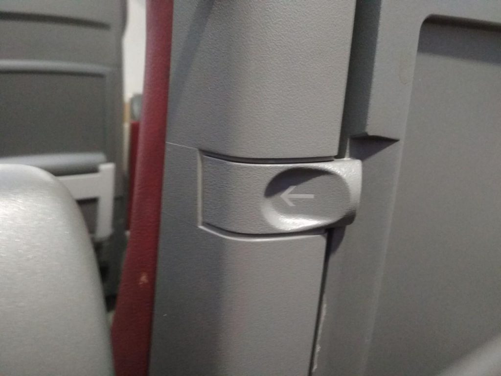Кнопка в кресле двухэтажного поезда